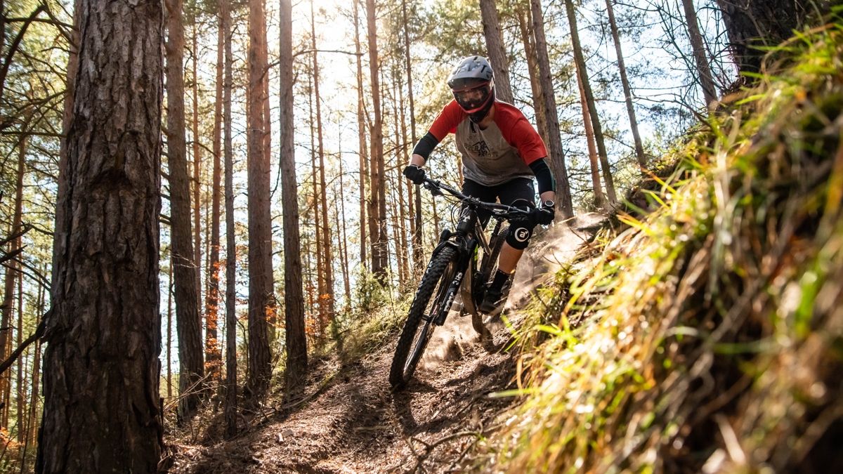 Jól beállított rugózás = megfelelő irányíthatóság Jól beállított rugózás , downhill, hegyikerékpározás