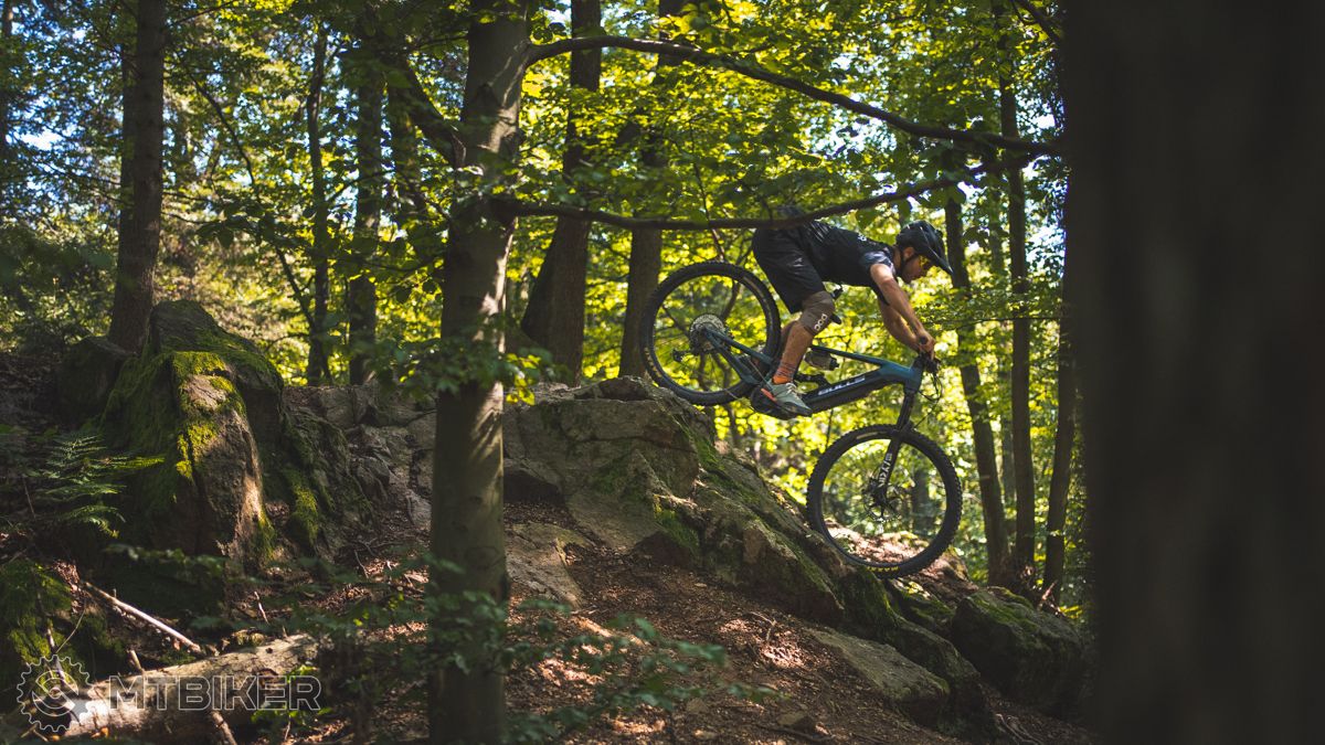 Priechodnosť terénom je dôležitý faktor pri výbere veľkosti kolies. jazda na bicykli v teréne