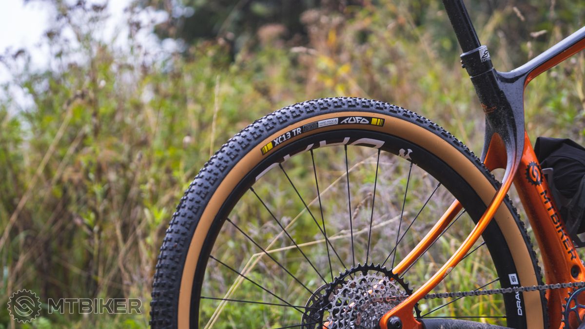 29-palcové kolesá poskytujú XC bicyklom rýchlosť. 29-palcové koleso
