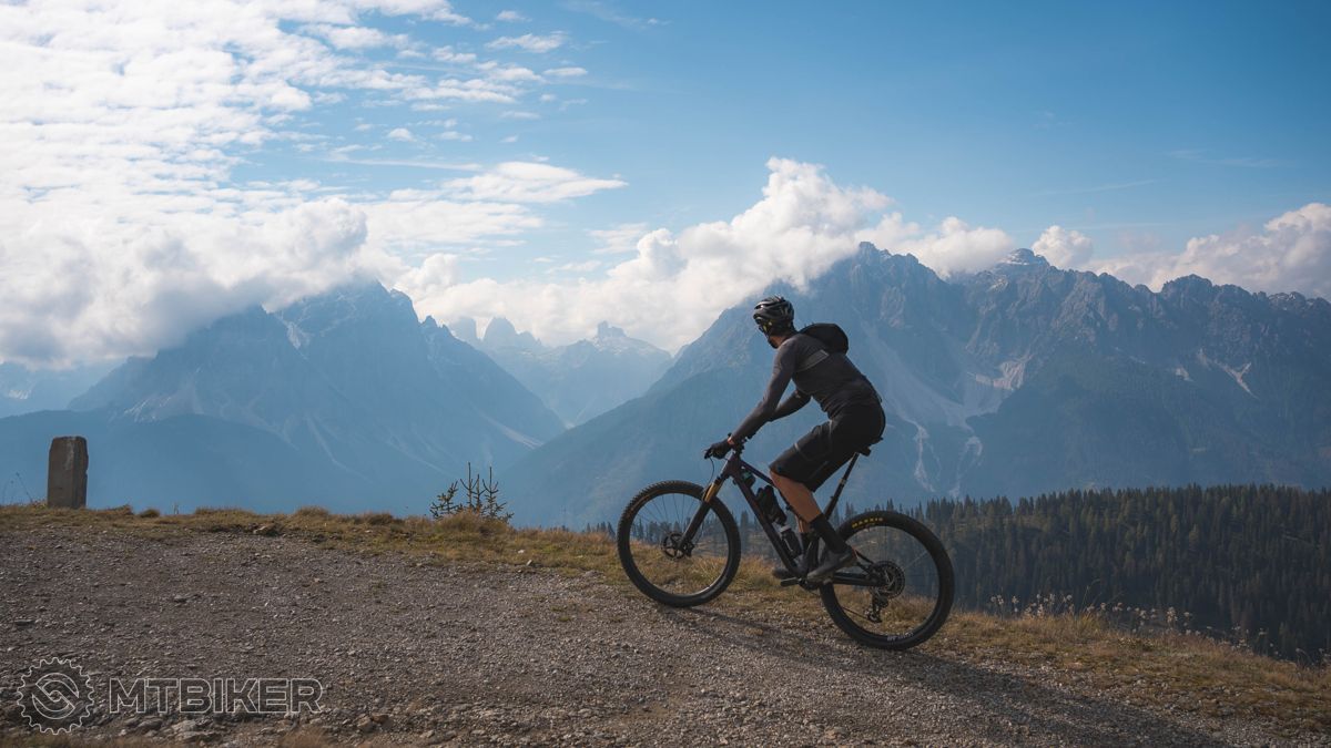 Cyklistika robí radosť pri akejkoľvek veľkosti kolies. cyklista na bicykli, v pozadí hory