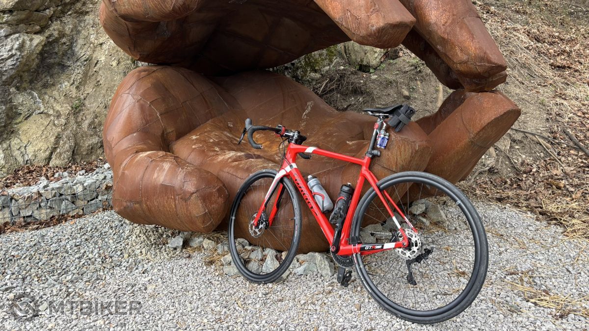 bicykel s 32 mm plášťami vredestein