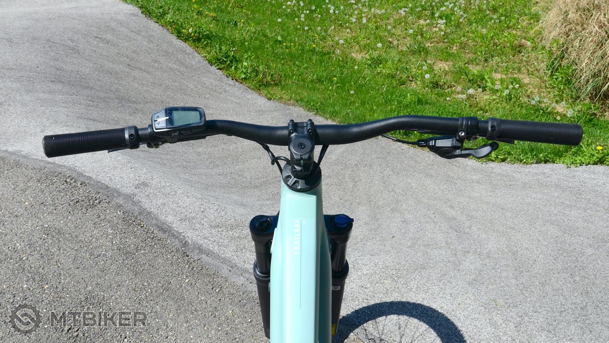 Široký kokpit 780 mm dodává více stability v terénu Široký kokpit 780 mm dodáva viac stability v teréne