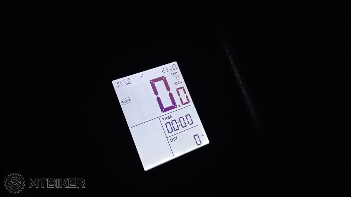 Automatické podsvietenie medzi 18:00 a 9:00. CYCPLUS M1 review