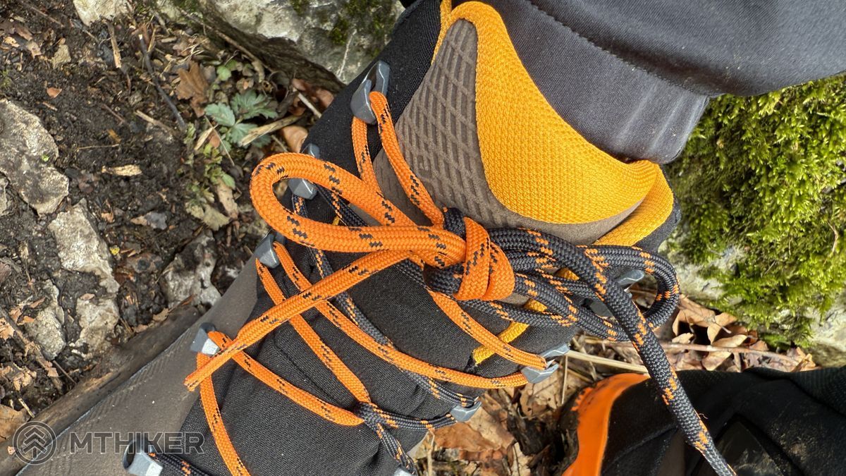 Šnúrky vyzerajú, že niečo vydržia. La Sportiva Aequilibrium Trek GTX