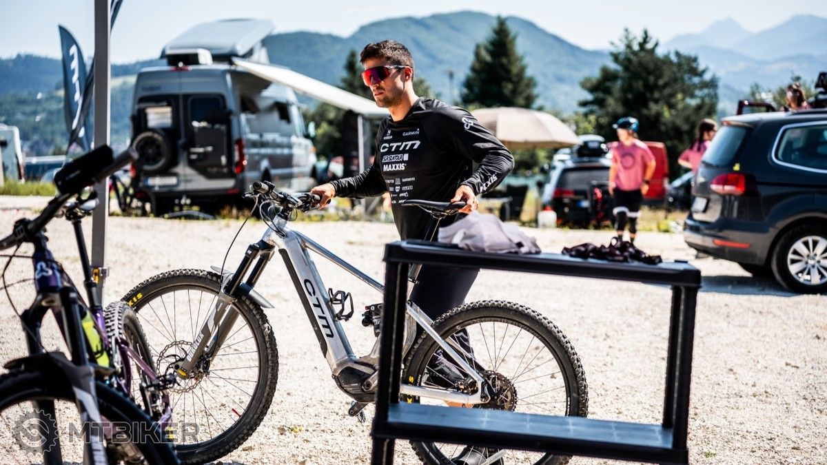 Még a nehéz kerékpárok is lehetnek elég gyorsak gravity kerékpár, mountain bike