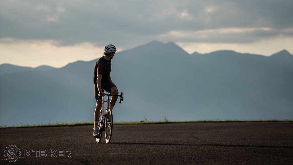 cyklista obzerajúci sa dozadu na kopce