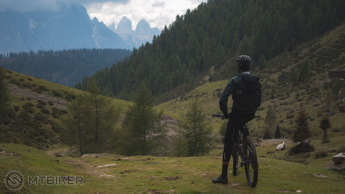 Objavovanie nových miest je skvelé, no drvivú väčšinu času jazdíme po známych trasách v okolí cyklista sediaci na bicykli a hľadiaci do diaľky na kopce