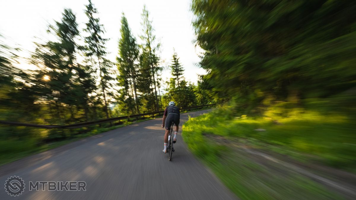 Úvod aj pasáže pred polovicou sú mierne, a teda aj poriadne rýchle… Adam si tak aj na e-biku poriadne zamakal pri natáčaní, pretože miestami som prekročil 25 km/h. cyklistika Čierny Váh