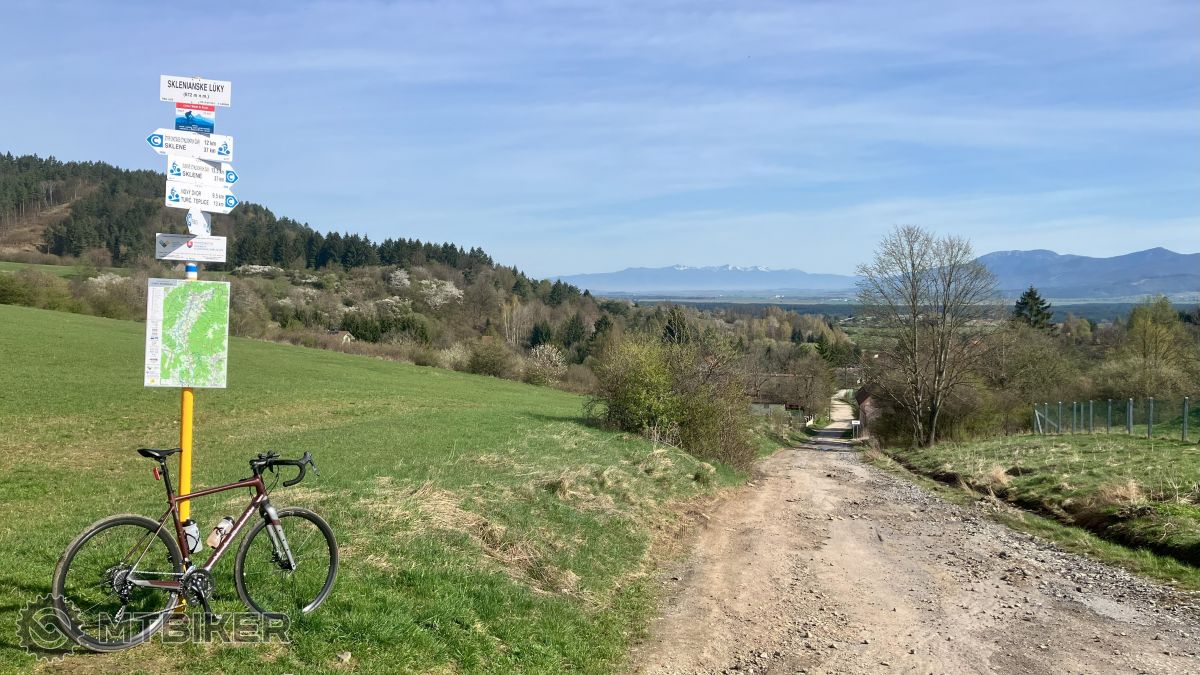 Najvyšší bod - Sklenianske lúky, tu sa cyklotrasa križuje s SNP-čkou. Sklenianske lúky