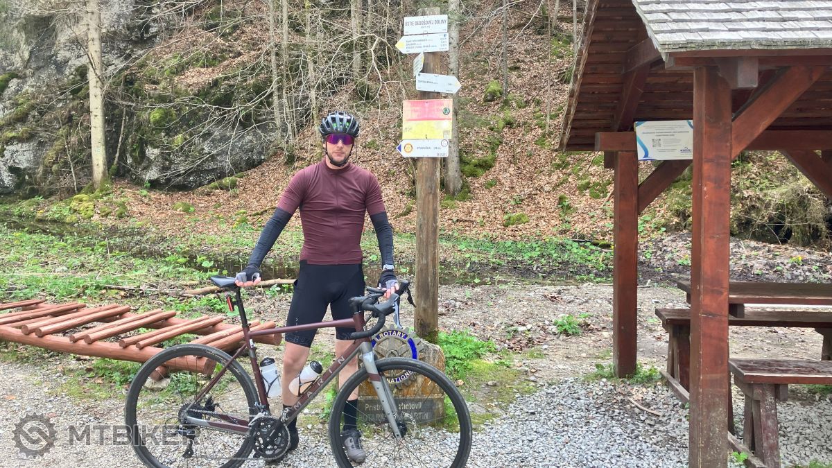 Koniec Gaderskej dolina a začiatok Dedošovej. Tam ešte cykloznačka pokračuje – snáď nabudúce. Vaude Kuro FZ dres, Vaude Kuro II nohavice, Marin Gestalt 1