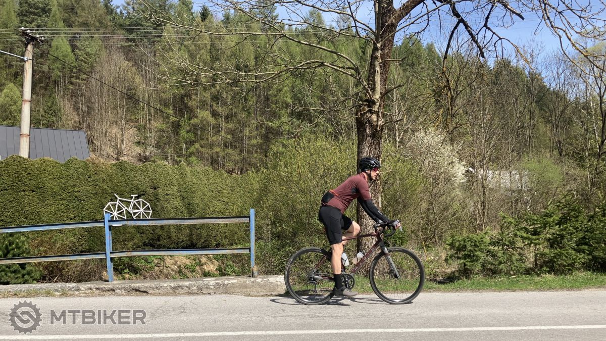 Vrícke sedlo je krásne stúpanie a tiež zjazd Vaude Kuro FZ dres, Vaude Kuro II nohavice, Marin Gestalt 1