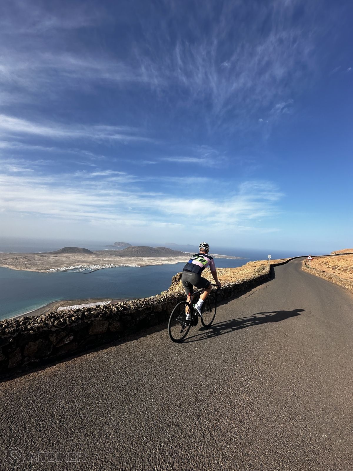 Panoramatická cesta s výhľadom na ostrov La Graciosa smerom na Mirador del Río