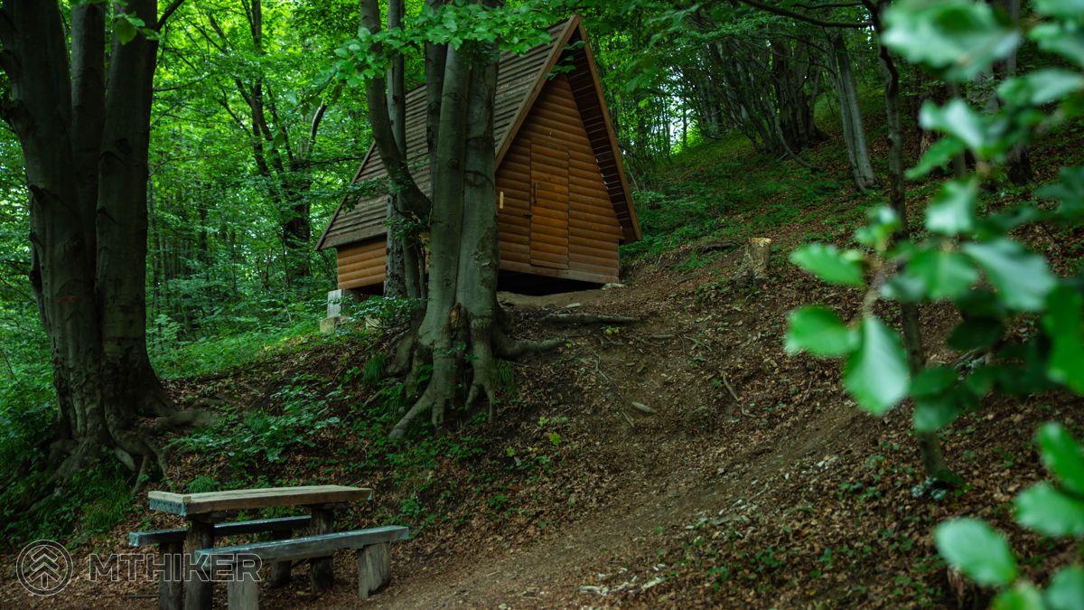Útulňa v Ruskom sedle (NP Poloniny) kemp, camp, kemping, camping, kempovanie, campovanie, stanovanie, pravidlá kempovania v horách, stanovanie v horách, bivakovanie
