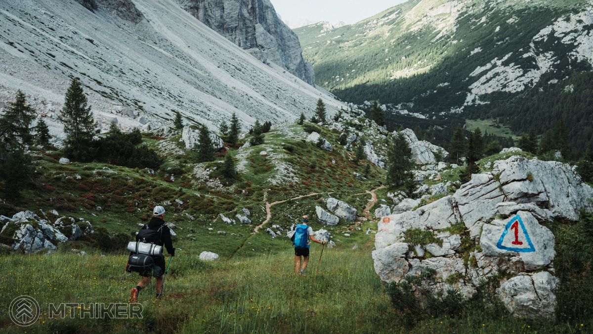 Symbol cesty – červená jednotka na skale označuje trasu Alta Via 1 značka Alta Via 1