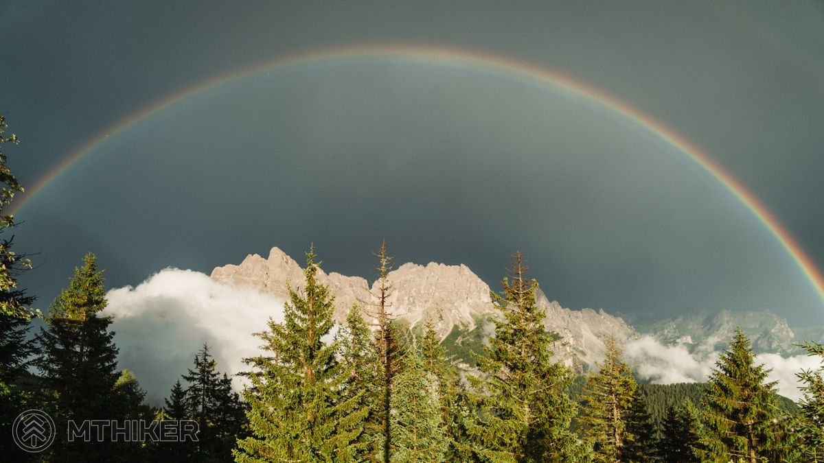 Po búrke sa nad štítmi rozprestiera dokonalý oblúk dúhy – odmena, ktorá stojí za každú kvapku dažďa dúha nad Dolomitmi