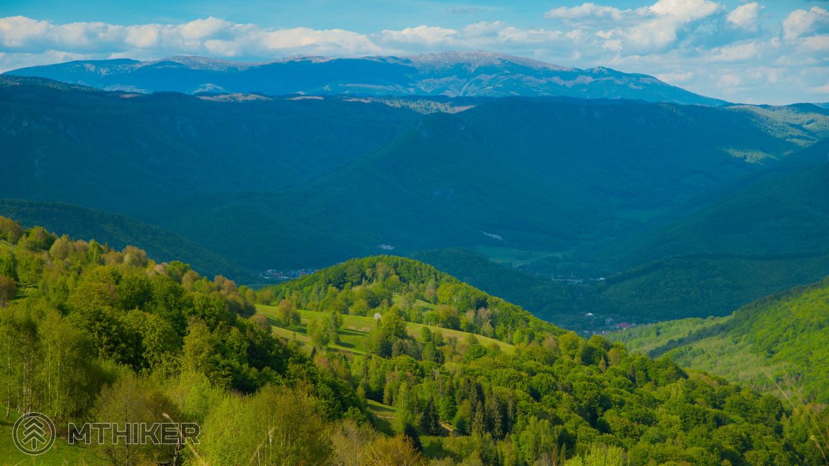Pohľad na Muránsku planinu a hrebeň Nízkych Tatier s dominantnou Kráľovou hoľou cesta Márie Széchy, magistrála Márie Széchy, Muránska planina, Stolické vrchy, Chata Nemcová