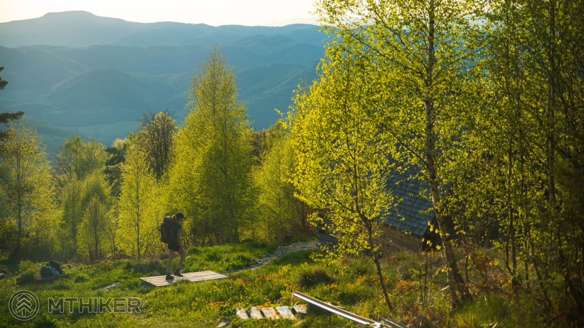 Vľavo výrazný vrchol - Klenovský Vepor cesta Márie Széchy, magistrála Márie Széchy, Muránska planina, Stolické vrchy, útulňa Sláviček