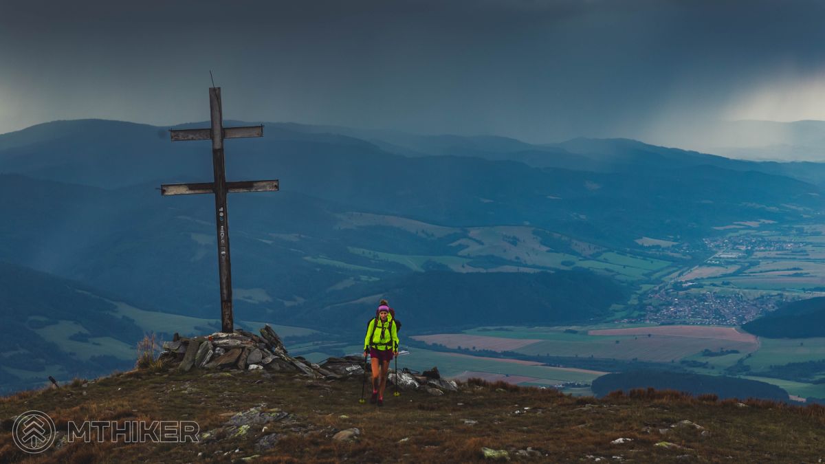 Tesne pred dažďom na Orlovej (hrebeňovka Nízkych Tatier) viacdňová turistika, magistrála, diaľkové treky, hrebeňovky, hrebeňovka Nízkych Tatier