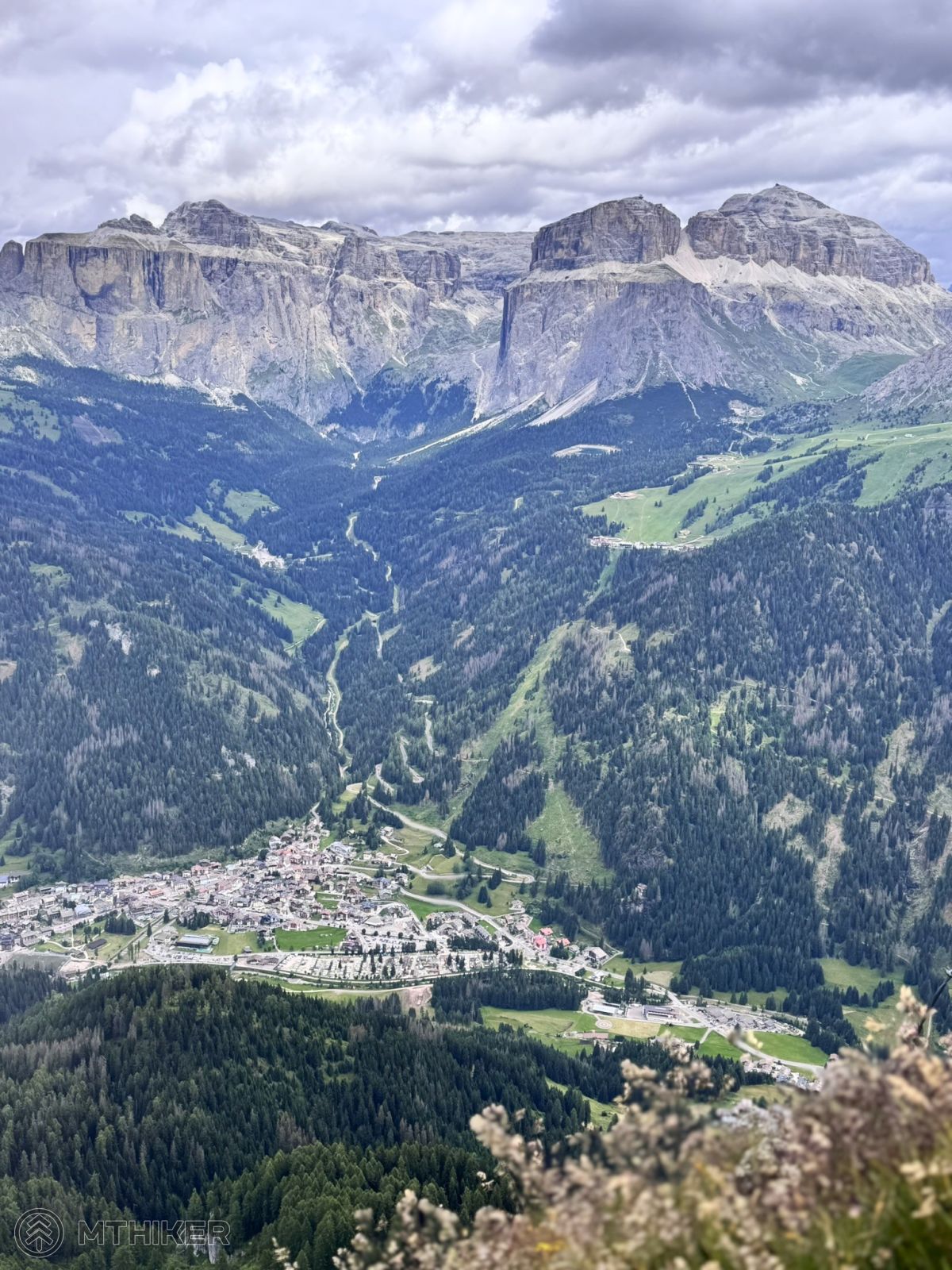 Výhľad na Canazei a dolinu Val di Fassa Dedinka Canazei