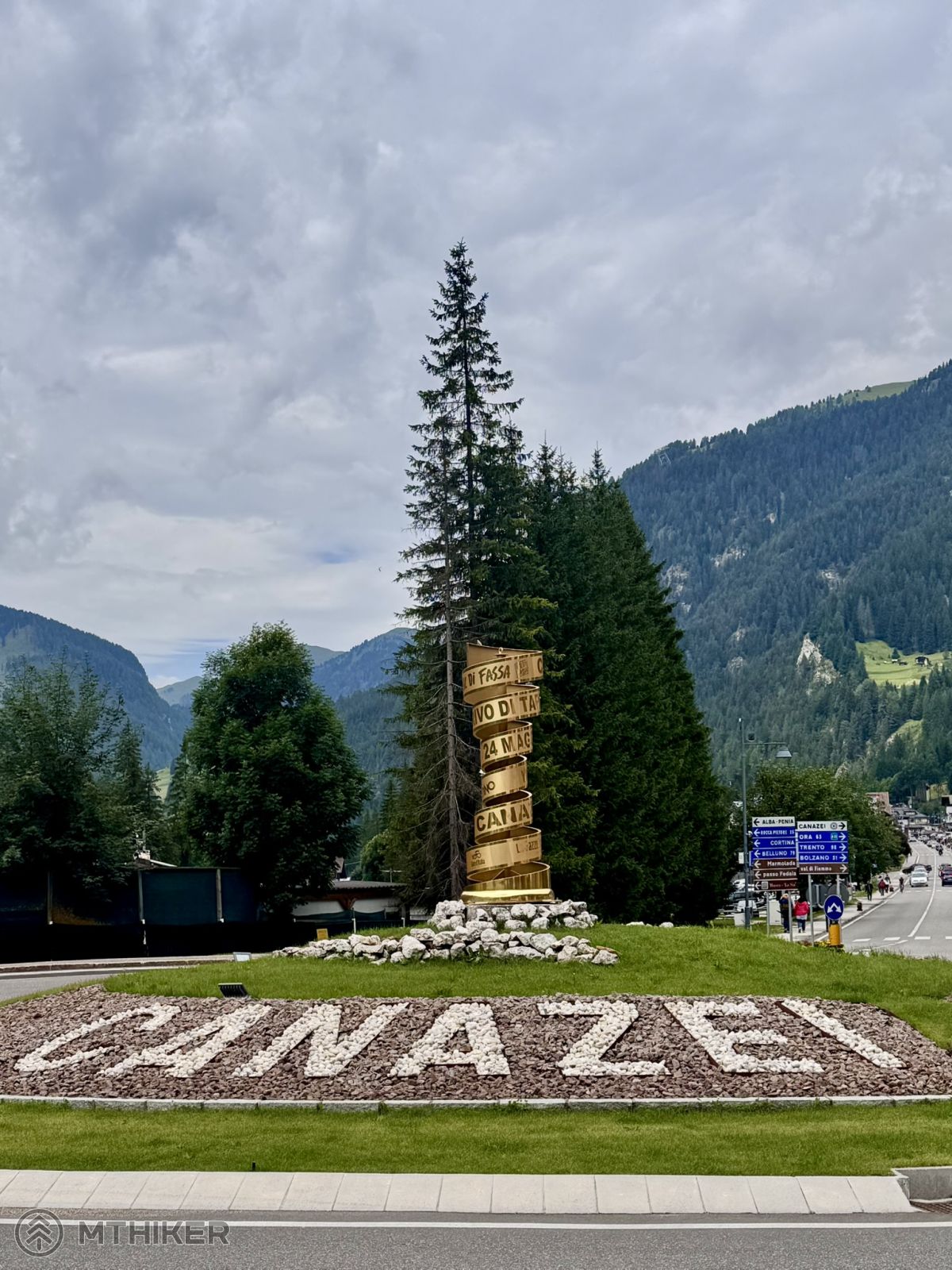 Pútavý kruhový objazd v Canazei Centrum Canazei