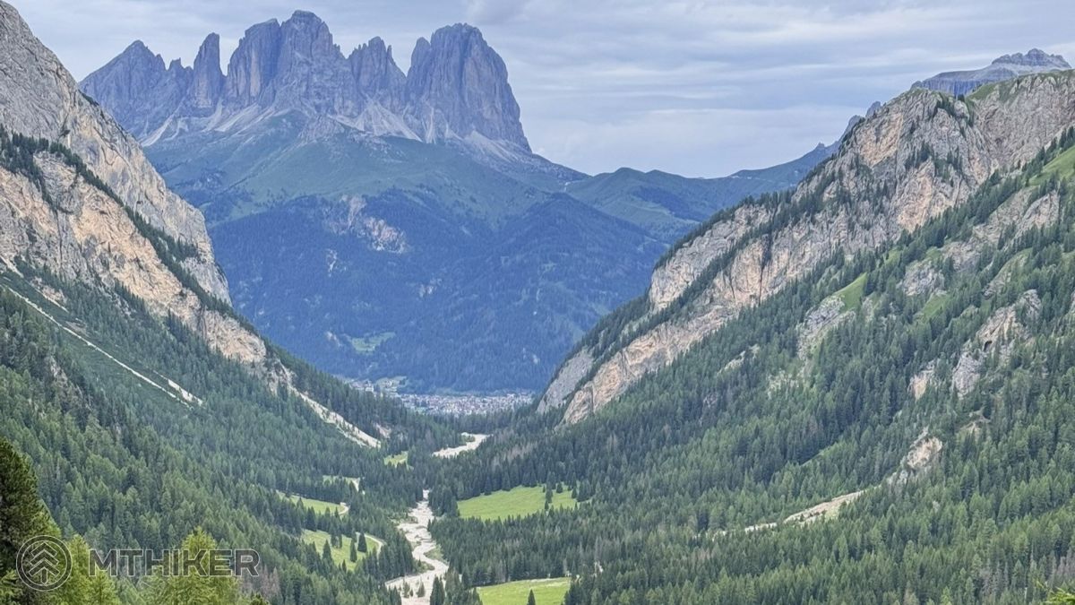 Výhľad pri zbehu z passo San Nicolo do Val de Contrin Val de Contrin