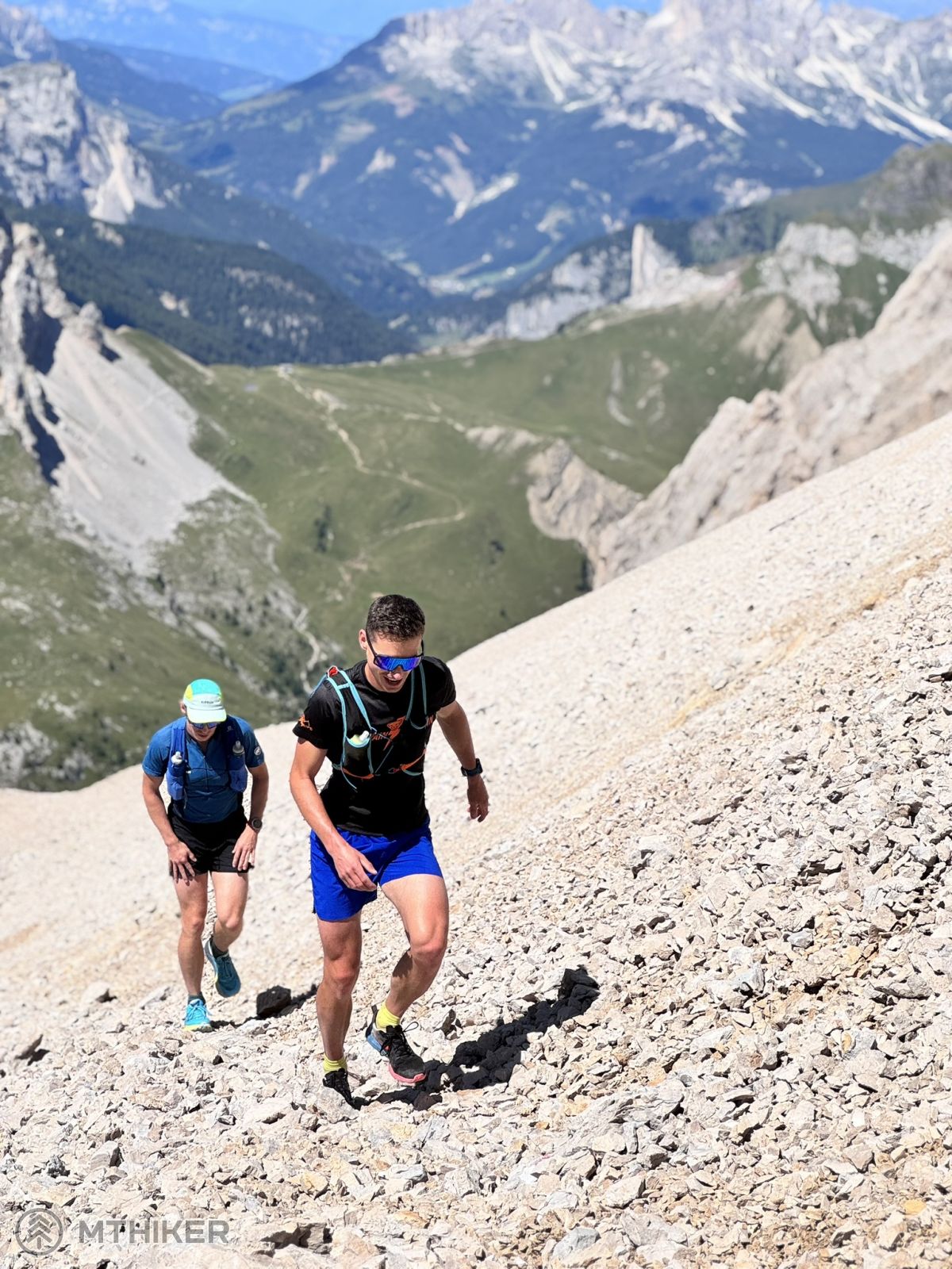 Výbeh na Cima Ombretta po typickej dolomitskej šotoline Výbeh na Ombrettu