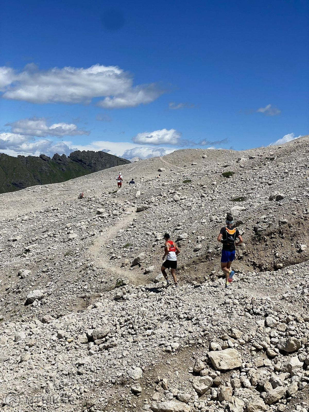 Zbeh po chodníku do Passo Fedaia Zbeh po chodníku do Passo Fedaia