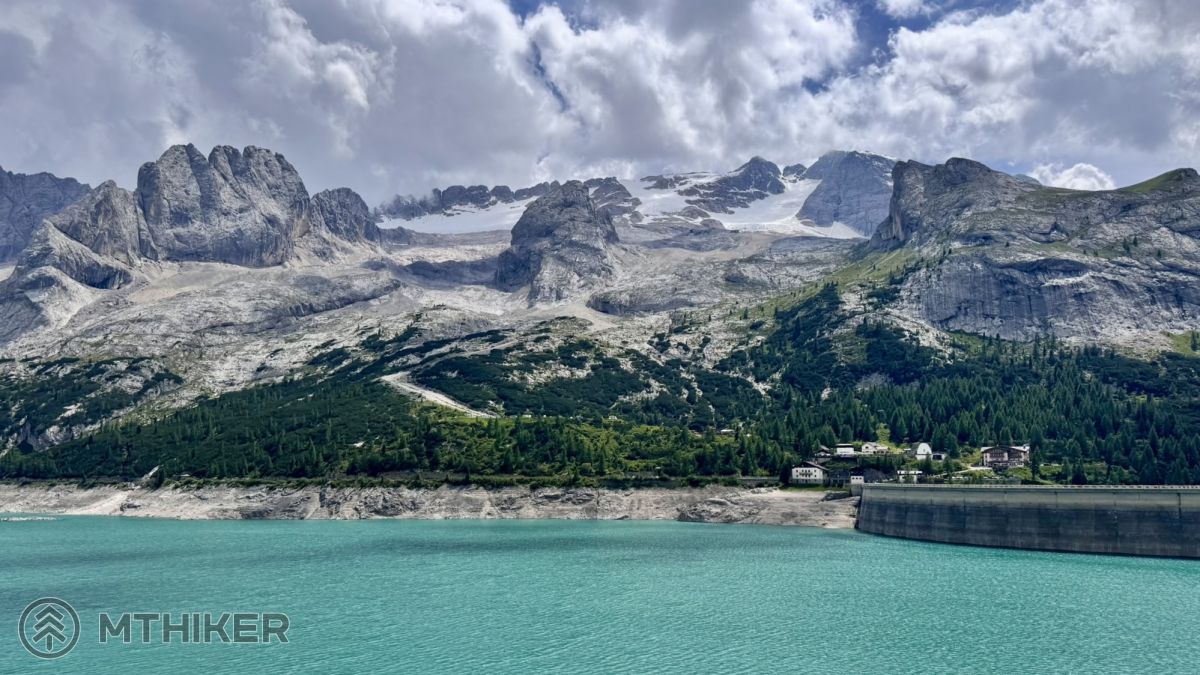 Nádherná priezračná voda v priehrade Fedaia Lago Fedaia