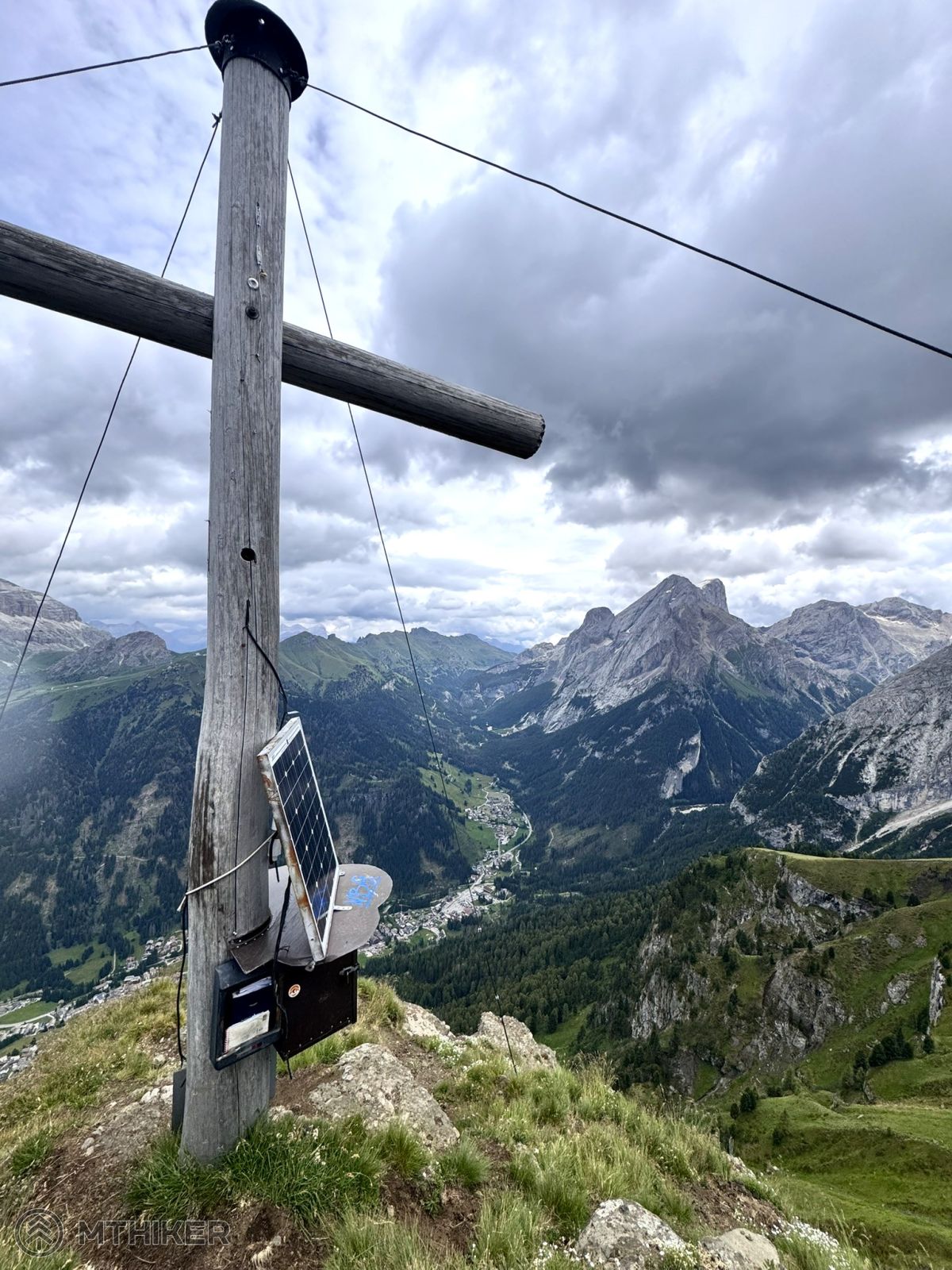 Kríž na vrchole nad dedinou Canazei Kríž na vrchole nad dedinou Canazei