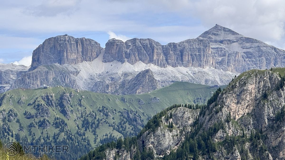 Výhľad na protiľahlý vrchol Piz Boe (3 152 m n. m.) Piz Boe