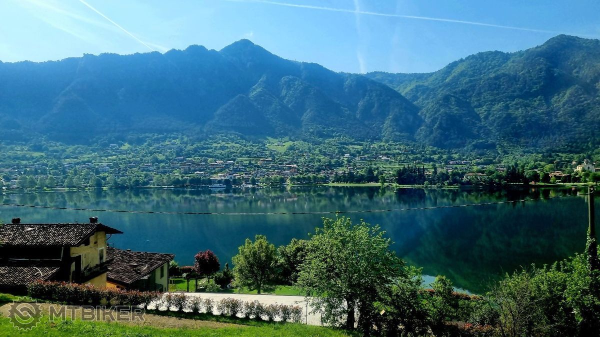 Ráno pri Lago d'Idro Ráno pri Lago d'Idro