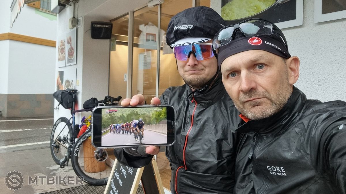 Schovaní pred dažďom v Pozza di Fassa Schovaní pred dažďom v Pozza di Fassa