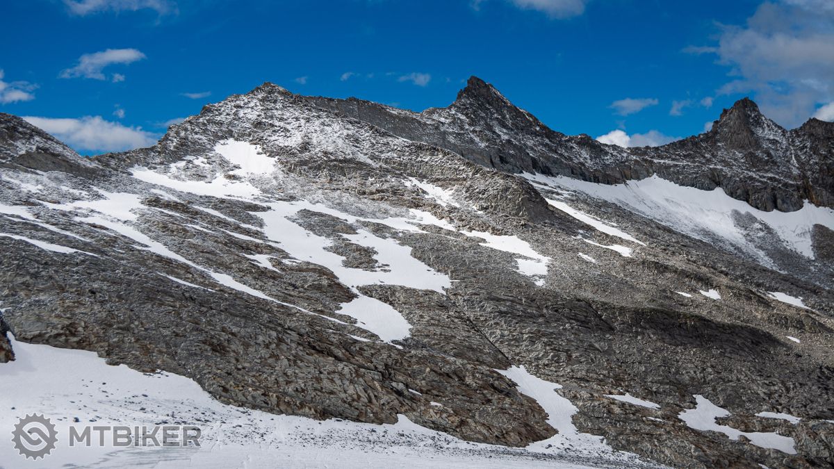 Pohled z ledovce Gliederferner zpět na jih, zleva sedlo Untere Weisszintscharte následuje špice skalní špice Pockshorn, Östliche Hochwart a Westliche Hochwart (3045 m) Sport, Outdoor, Tip Na Vylet, Priroda, Turistika, Alpy, VHT, Dolomity, ledovec Gliederferner, Untere Weisszintscharte, Pockshorn, Östliche Hochwart a Westliche Hochwart