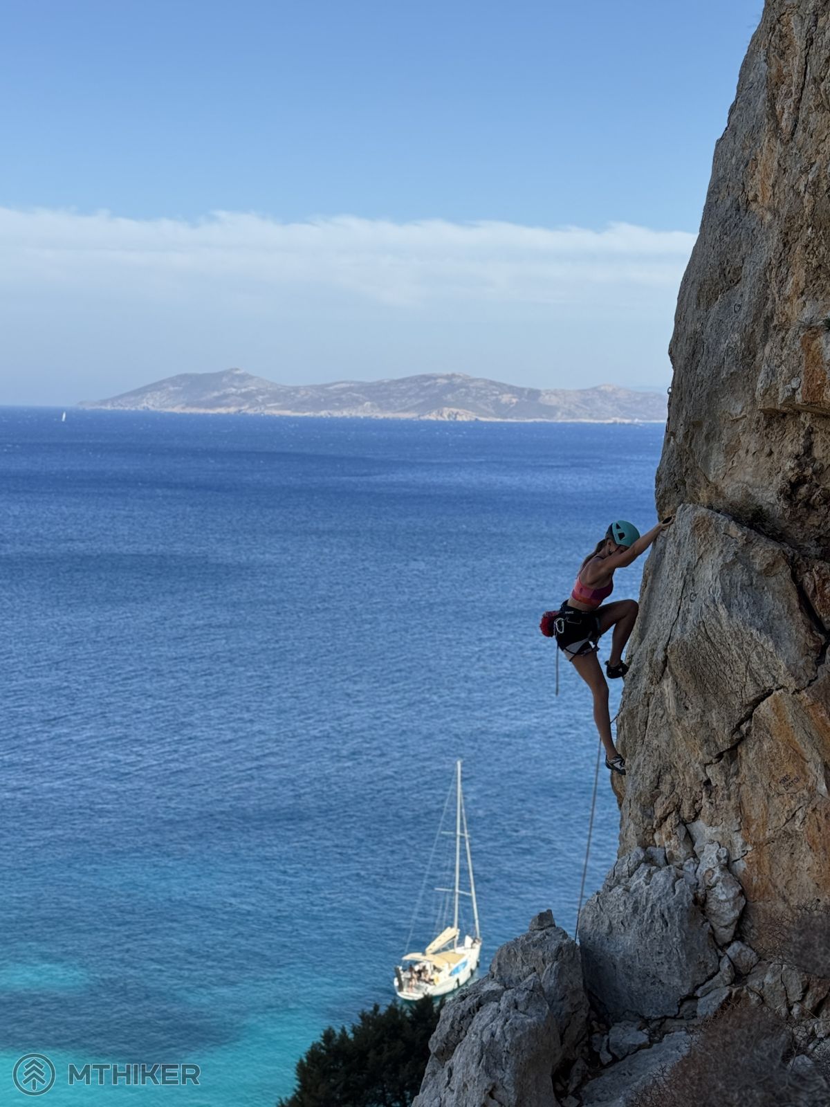 Vieš že po lezení ta dole čaká oddych na skoro prázdnej pláži s azúrovo sfarbeným čistým morom lezenie Grécko, športové lezenie, Kalymnos, Vathy, pláž, loď, more