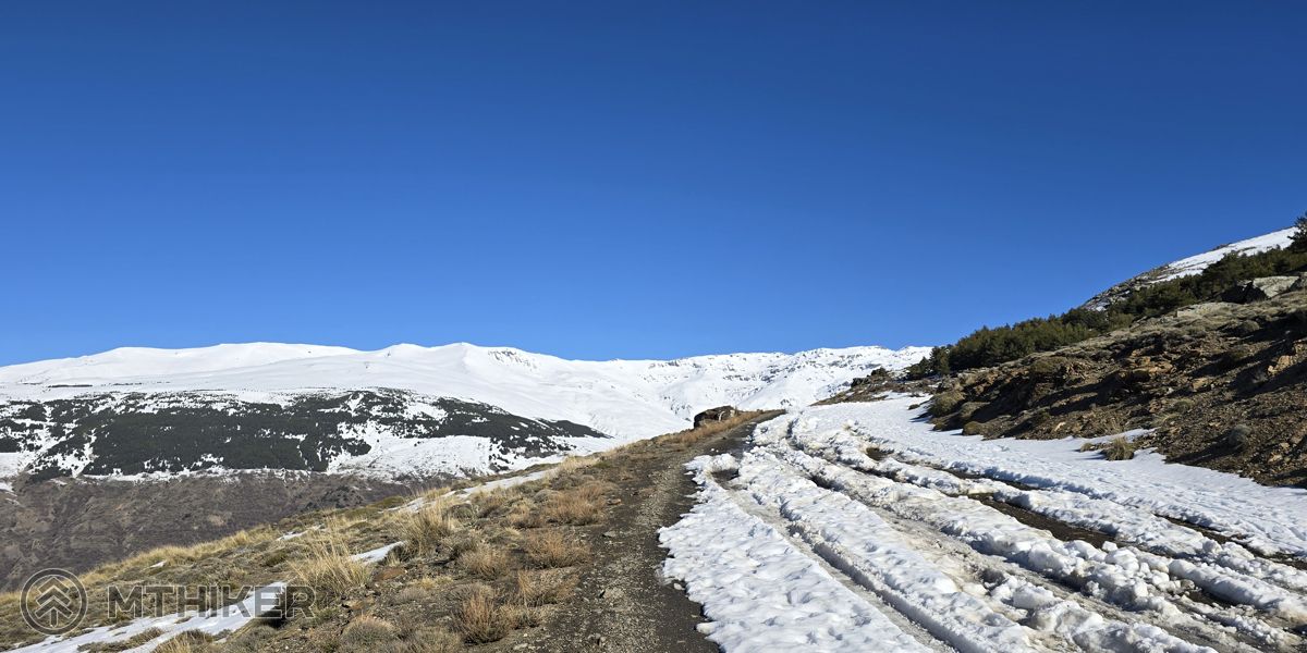Ďalej ani krok, máme letné gumy Sierra Nevada, turistika, sneh, zima