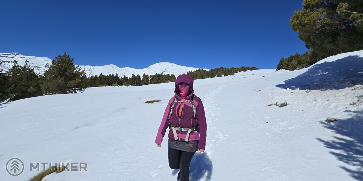 Zababušená proti vetru Sierra Nevada, turistika, sneh, zima