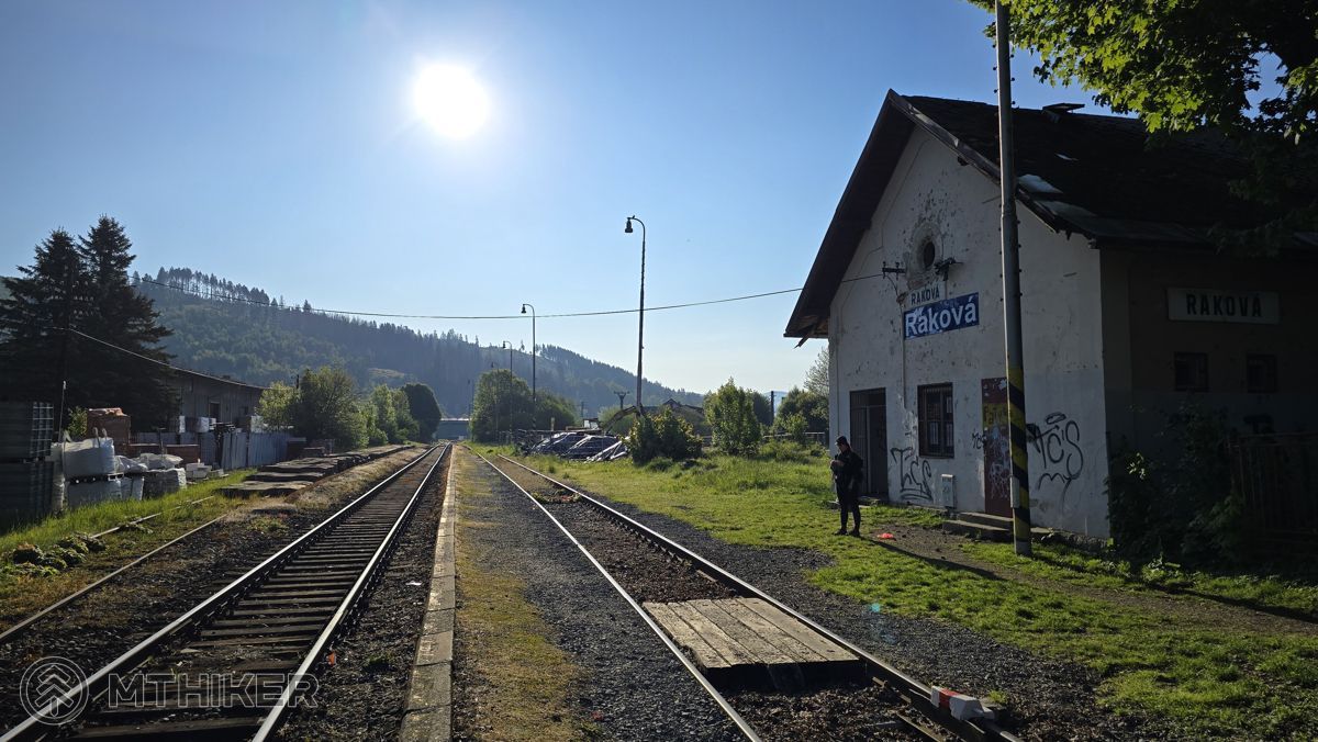 Vlaková „stanica“ v Rakovej Vlaková stanica v Rakovej