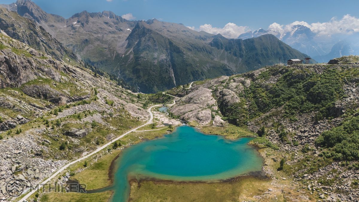 Jazerá Cornisello v pohorí Adamello-Presanella, vpravo v pozadí brentské Dolomity Jazerá Cornisello v pohorí Adamello-Presanella, vpravo v pozadí brentské Dolomity