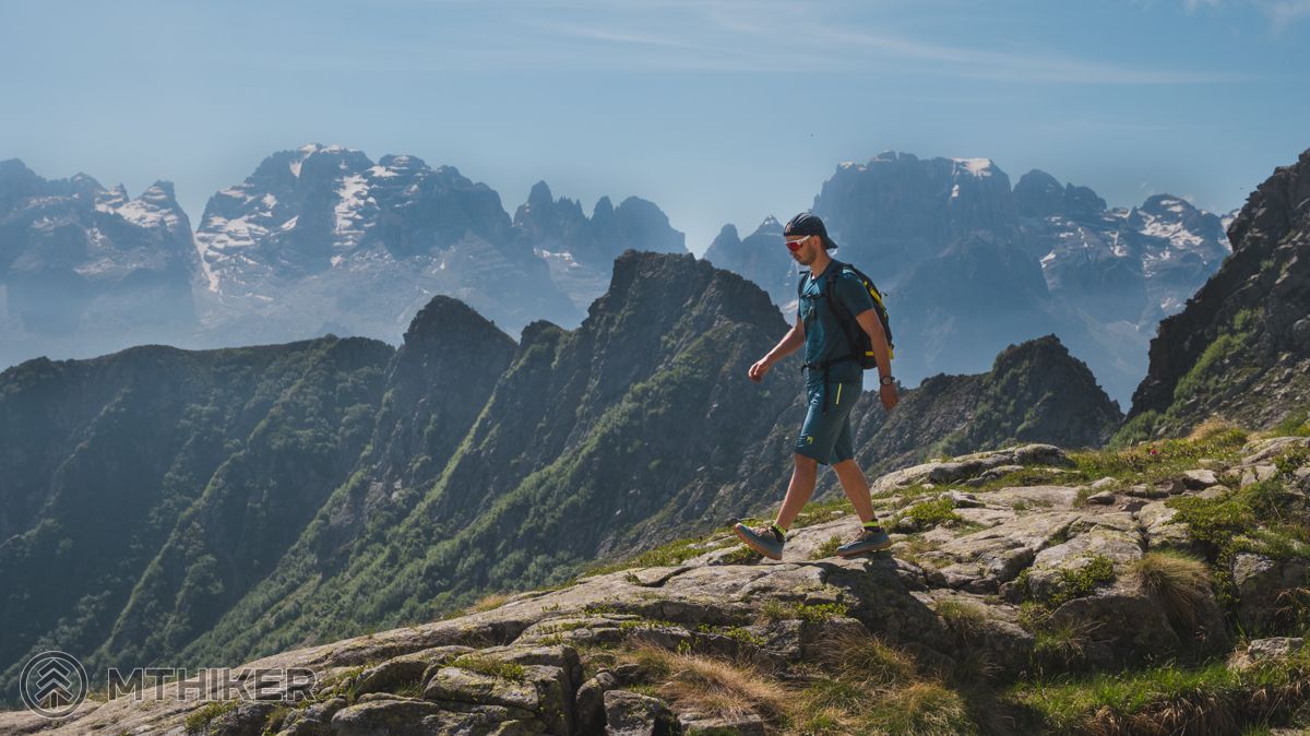 Kontrast dvoch horských masívov - Adamello-Presanella (tu sme) a Dolomity Brenta (v pozadí) Adamello-Presanella, Dolomity Brenta