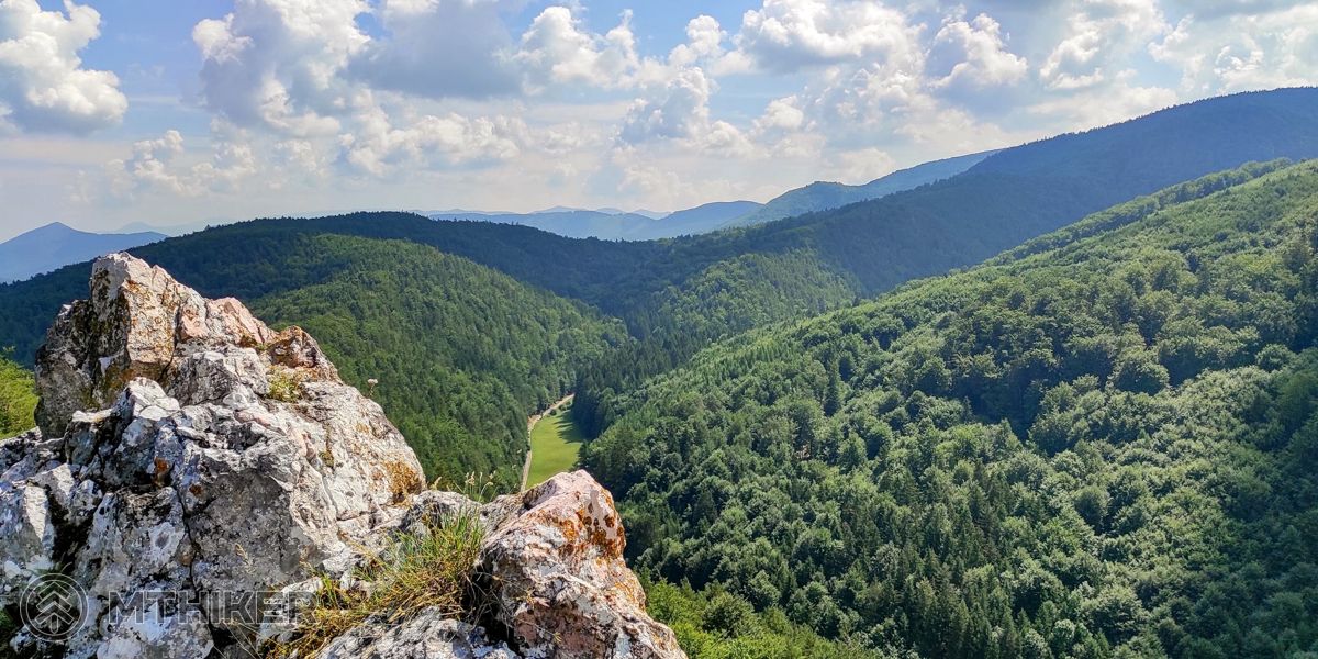 Výhľad z hrebeňového skalného výbežku Výhľad z hrebeňového skalného výbežku