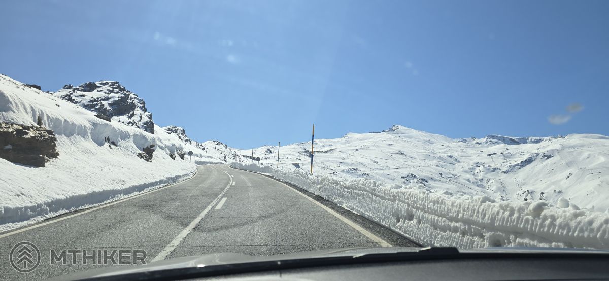 Príjazd po ceste k Hoya de la Mora, výhľad na Veletu a lyžiarske stredisko Pradollano, Sierra Nevada, príjazd po ceste k Hoya de la Mora, výhľad na Veletu a lyžiarske stredisko