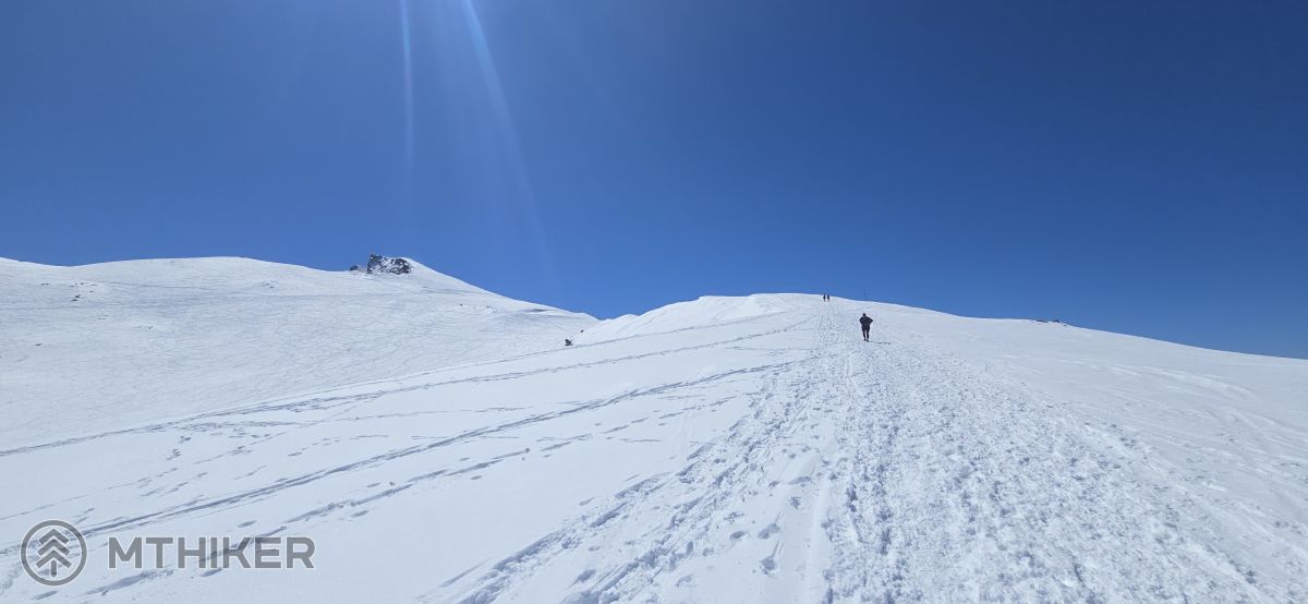 Terén sa postupne dvíha, snehu pribúda, vietor silnie Pradollano, Sierra Nevada, Pico del Veleta, turistika, zima, sneh