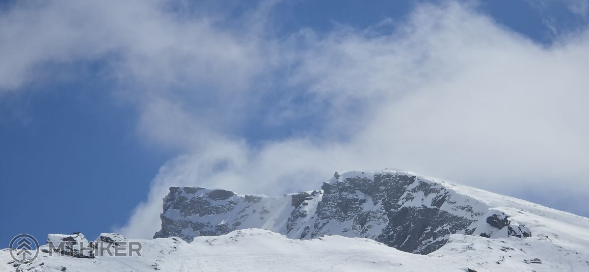 Počas zostupu sa vrchol dostáva do oblačnosti, obdivujeme rýchly pohyb oblakov Pradollano, Sierra Nevada, Pico del Veleta, turistika, zima, sneh