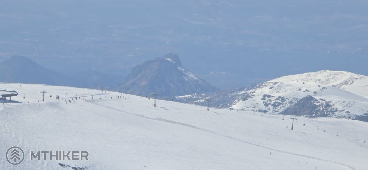 V diaľke vrchol našej včerajšej rozbehovej túry Pradollano, Sierra Nevada, Pico del Veleta, turistika, zima, sneh