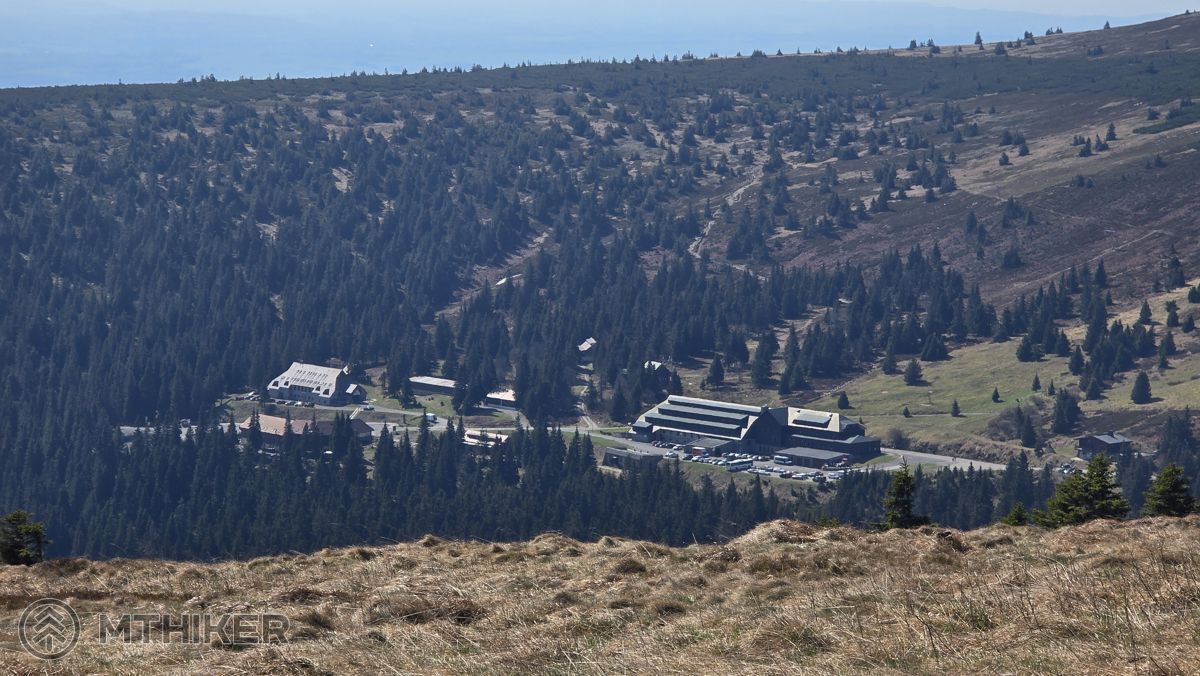 Ovčárna a náš hotel na ľavej strane