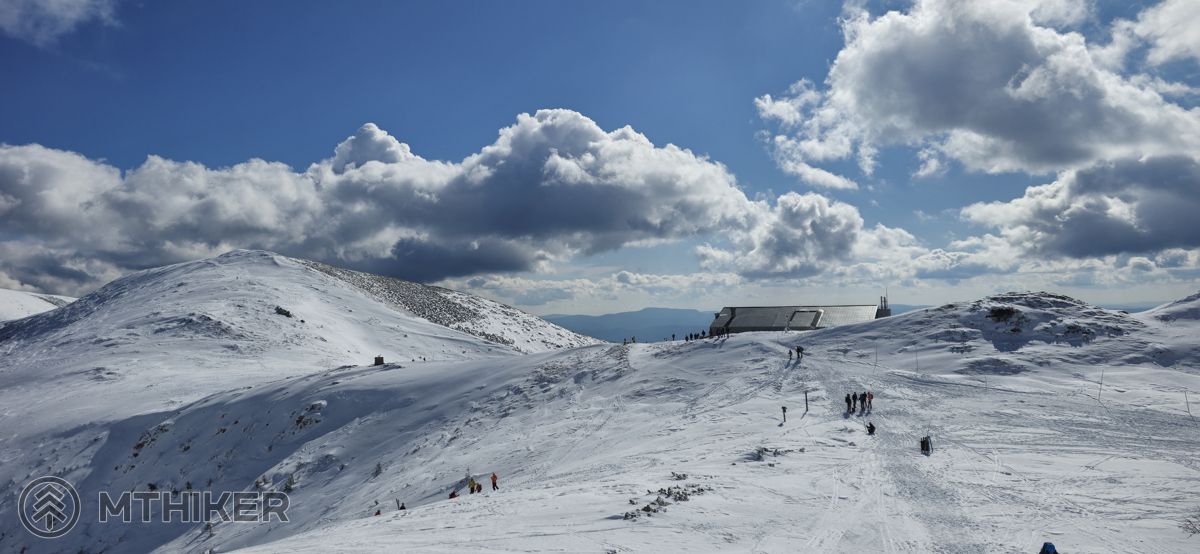 Pohoda, nie som tu sama turisti na zasneženom svahu
