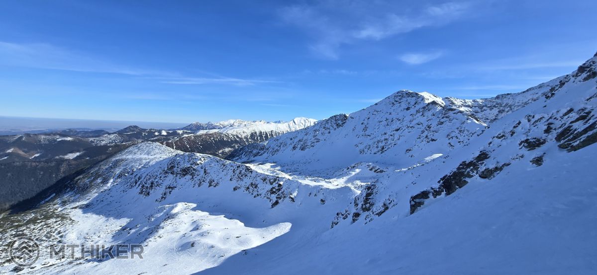 Idem za výhľadmi a hlučným tichom v hlave zasnežená príroda, zimná turistika