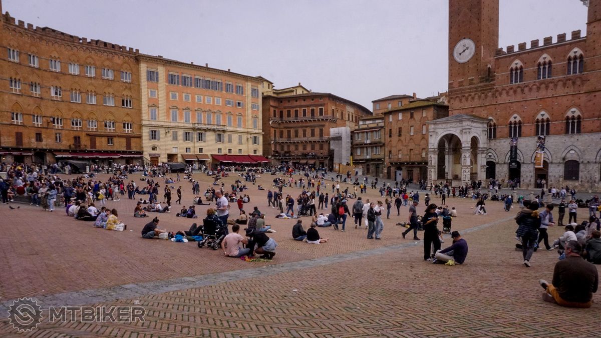 Toskánsko, jarná cyklsitika, výlet, Sienna, Hlavné námestie Piazza del Campo