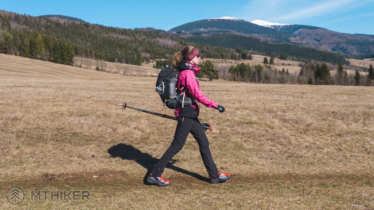 V pozadí hrebeň (Bartková a Orlová) Nízke Tatry, hrebeň Nízkych Tatier, Veľká Vápenica, Andrejcová, útulňa Andrejcová