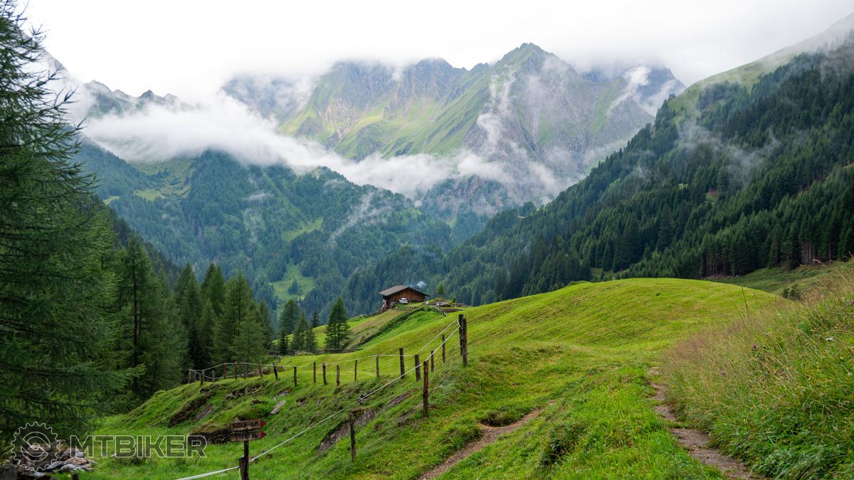 Pohled zpět k Pfunder Tal, dole salaš s občerstvením Bodenalm Sport, Outdoor, Tip Na Vylet, Priroda, Turistika, Alpy, VHT, Pfunder Tal, Bodenalm